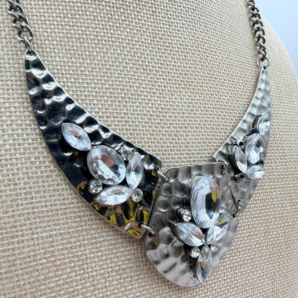Vintage 90s Justin & Taylor SilverTone Hammered Bib Necklace Clear Glass Jewelry